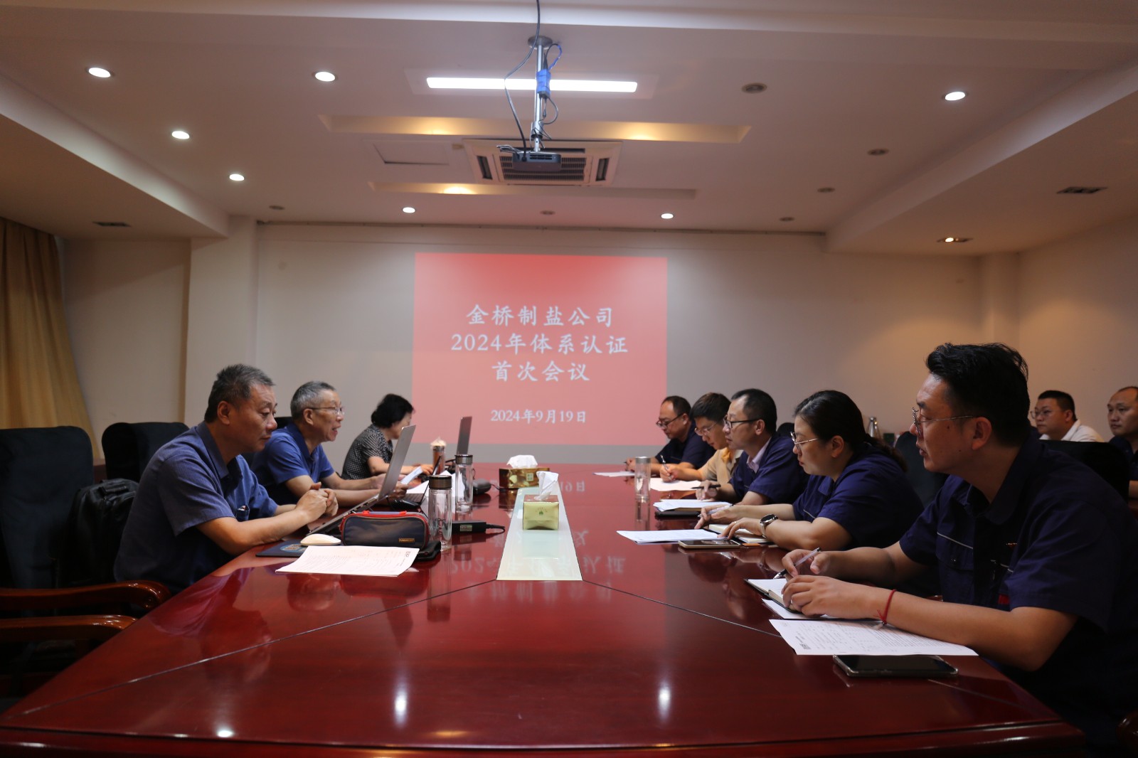 近日，金橋制鹽公司通過北京世標(biāo)認(rèn)證中心審核，給予食品安全管理體系、環(huán)境管理體系和職業(yè)健康安全管理體系認(rèn)證“保持認(rèn)證資格”的監(jiān)督審核結(jié)論，給予質(zhì)量管理體系認(rèn)證“再次注冊”的再認(rèn)證審核結(jié)論。通過審核，是對公司精細(xì)化管理成果的檢驗，促進(jìn)公司內(nèi)控管理水平持續(xù)提升。（李曉月）