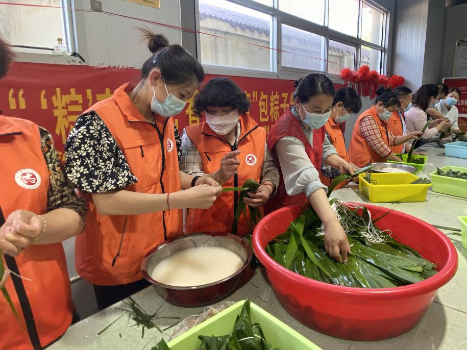 青口供電所黨支部聯(lián)合生產(chǎn)生活服務(wù)中心分會(huì)、黃沙坨社區(qū)，共同舉辦“悠悠艾草香 濃濃端午情”系列活動(dòng)。.png